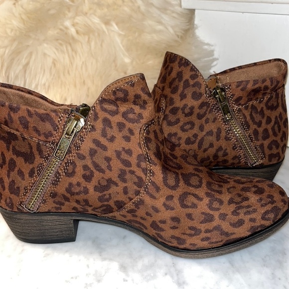 new! American Rag Abby Ankle Booties in Leopard Microsuede Size 6 - Picture 8 of 11
